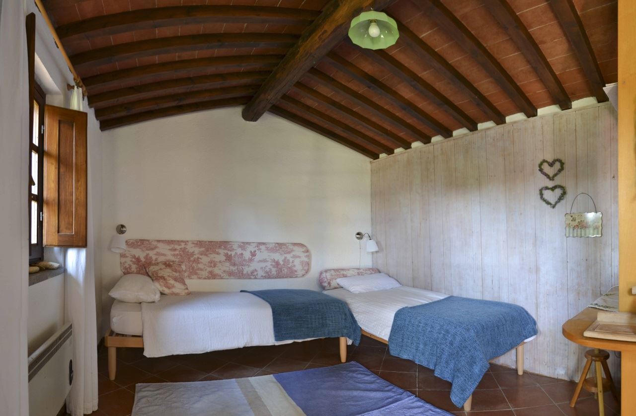 Inside with two beds Rosmarino Podere Consalvo